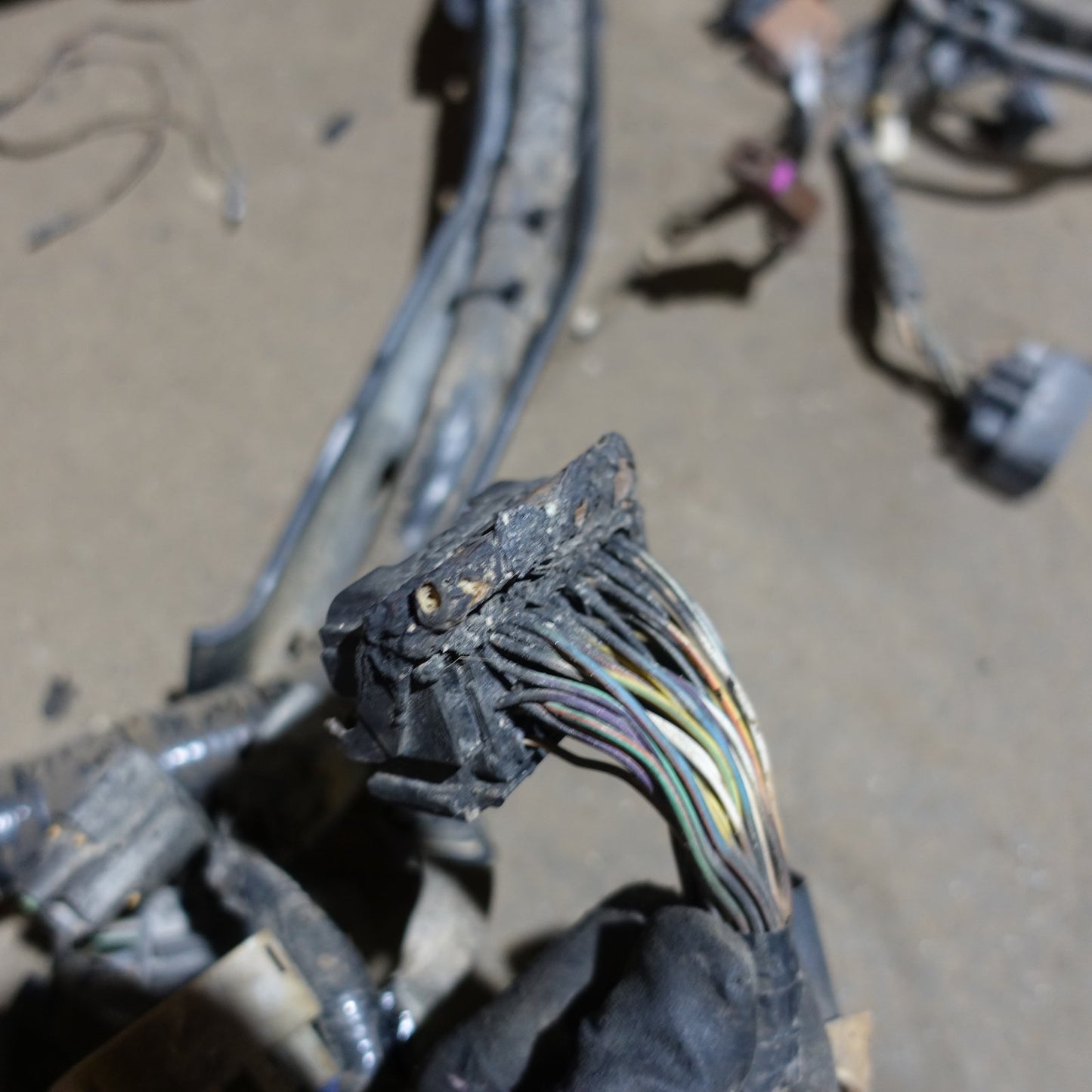 Damage 2013 2014 Ford F250 F350 6.7L Engine Fuse Box Bay Wire Harness Loom