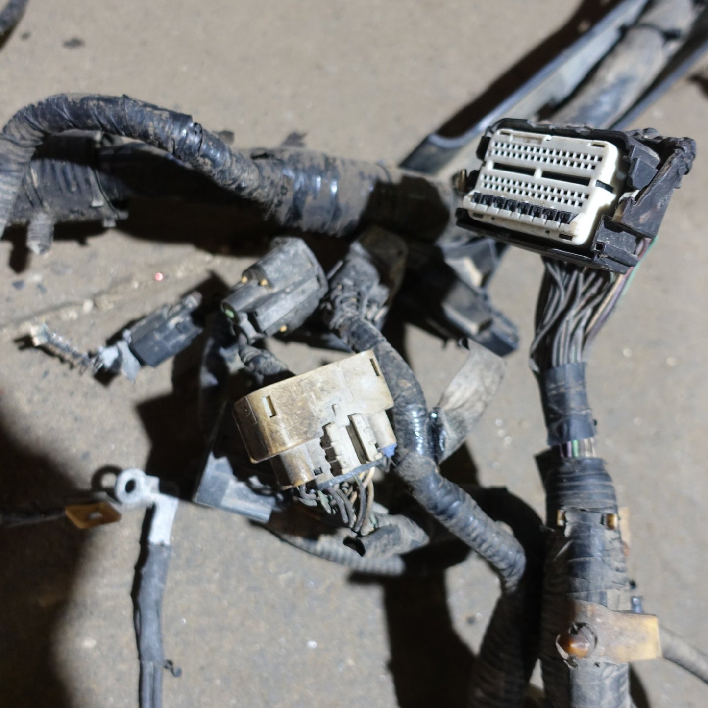 Damage 2013 2014 Ford F250 F350 6.7L Engine Fuse Box Bay Wire Harness Loom