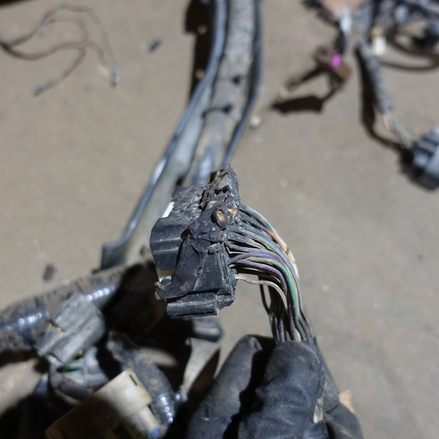 Damage 2013 2014 Ford F250 F350 6.7L Engine Fuse Box Bay Wire Harness Loom