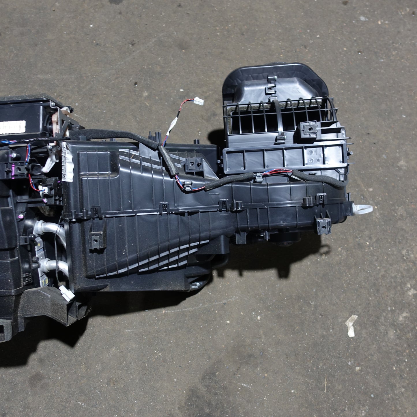 2016 2017 2018 19 Nissan TITAN XD HVAC Heater Evaporator Core Blower Housing Box