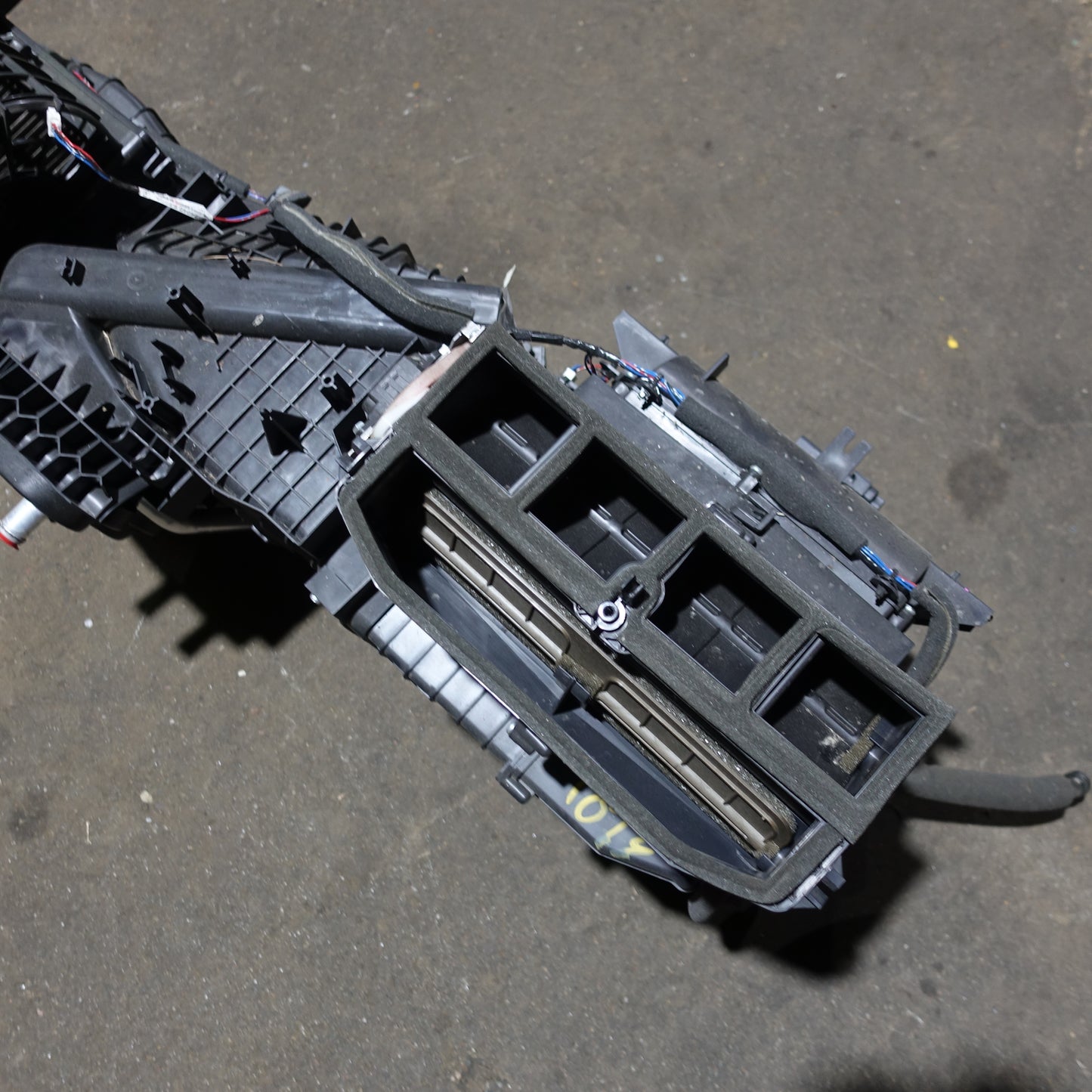 2016 2017 2018 19 Nissan TITAN XD HVAC Heater Evaporator Core Blower Housing Box