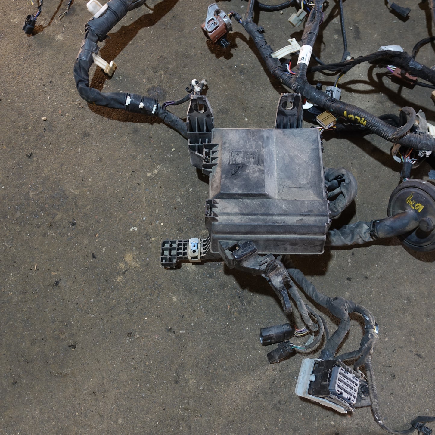 Damaged 2019 Ford F150 2.7L Engine Fuse Box Bay Wire Harness Loom