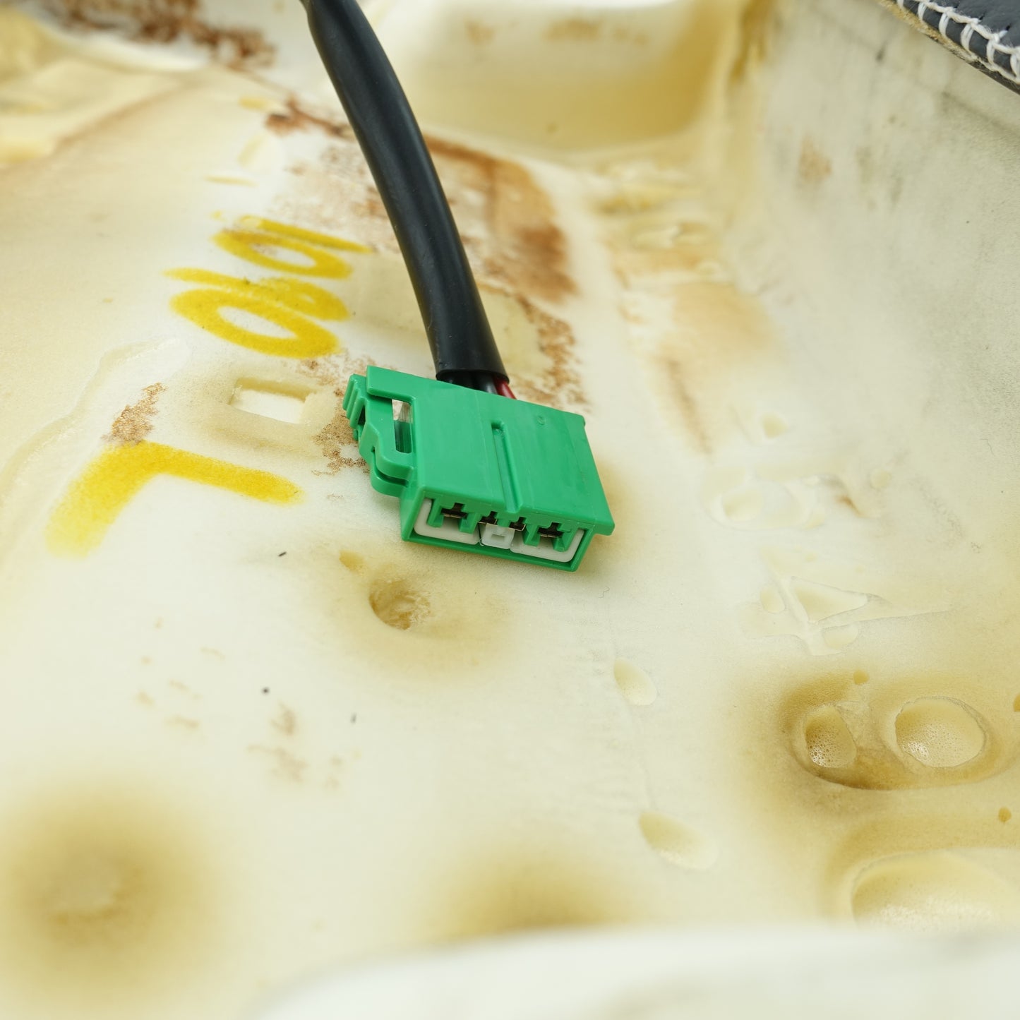 Damage 2006 Pontiac Torrent Driver Left Front Bottom Cushion Leather Black