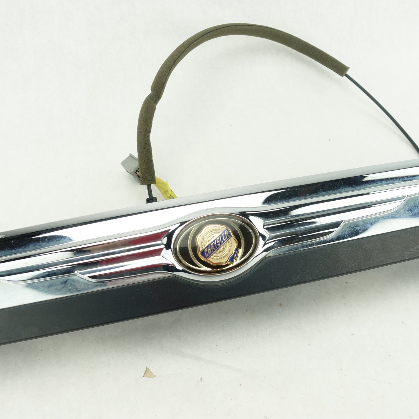 2008 2009 2010 Chrysler Town & Country Tailgate Tail Gate Hatch Handle Emblem
