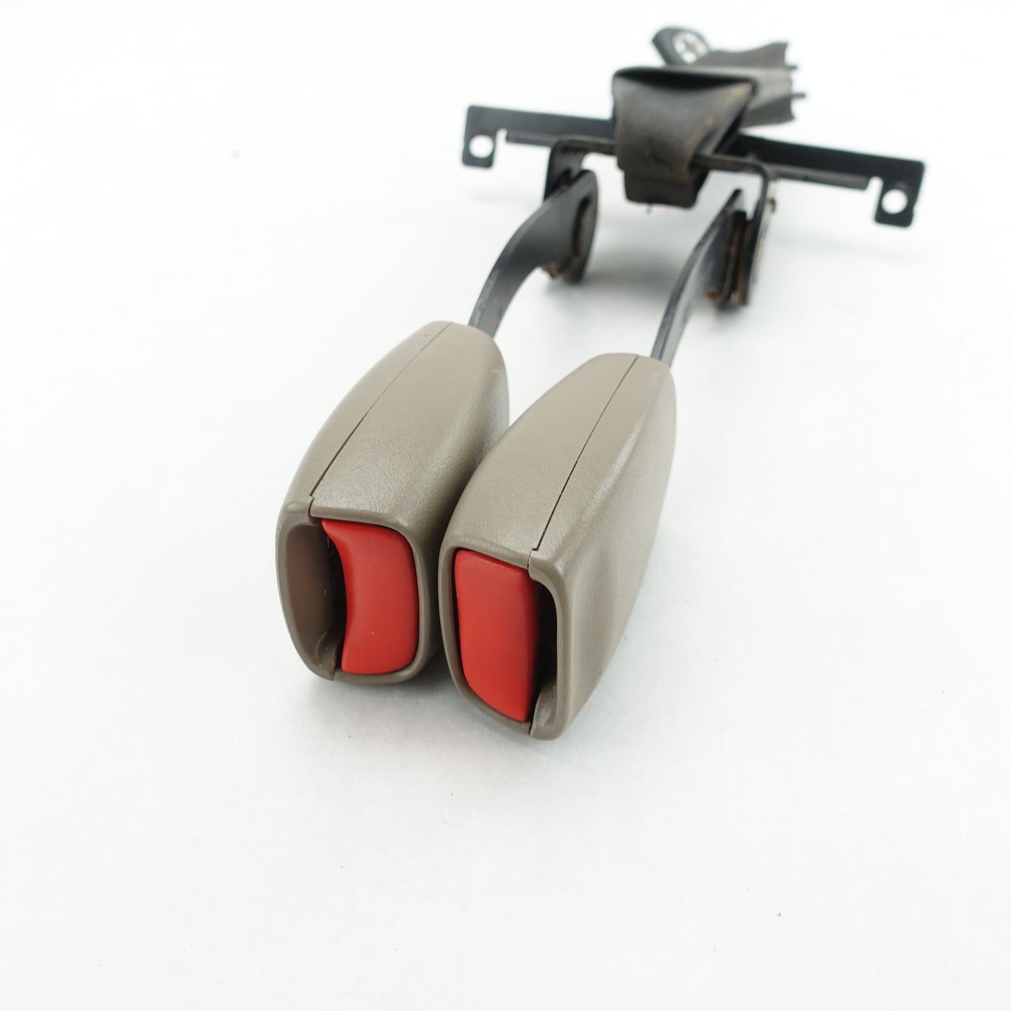 2003 2004 2005 2006 Yukon Suburban 2nd Row Center Left Seat Belt Buckle