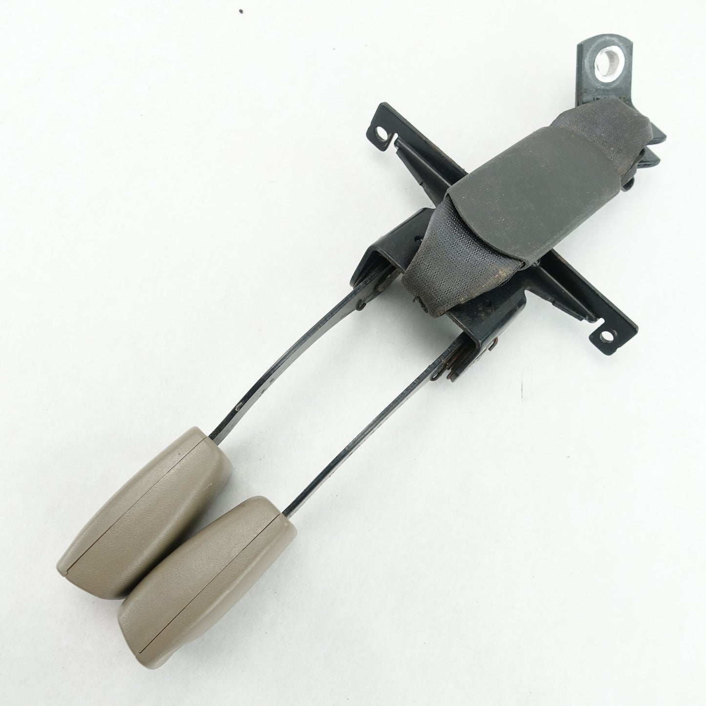 2003 2004 2005 2006 Yukon Suburban 2nd Row Center Left Seat Belt Buckle