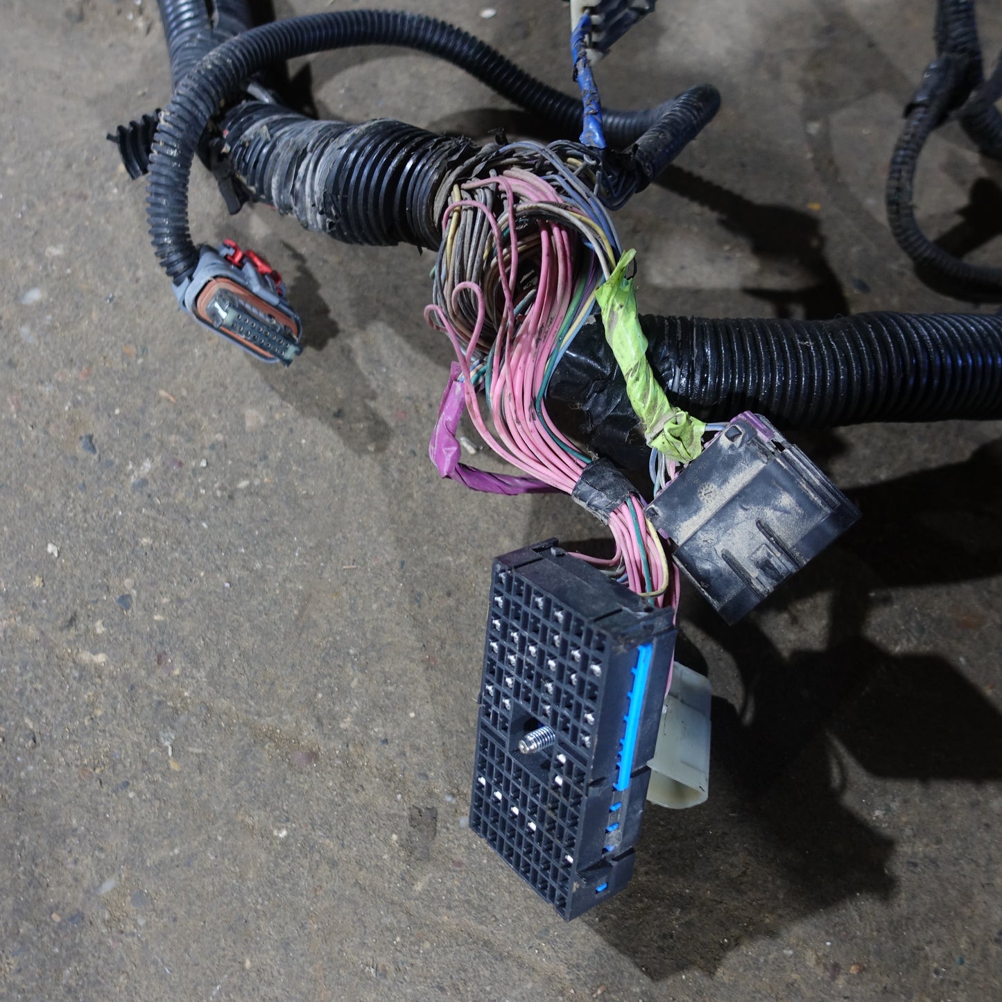 Damage 2003 Silverado Sierra 1500 HD 6.0L Engine Wire Harness Loom