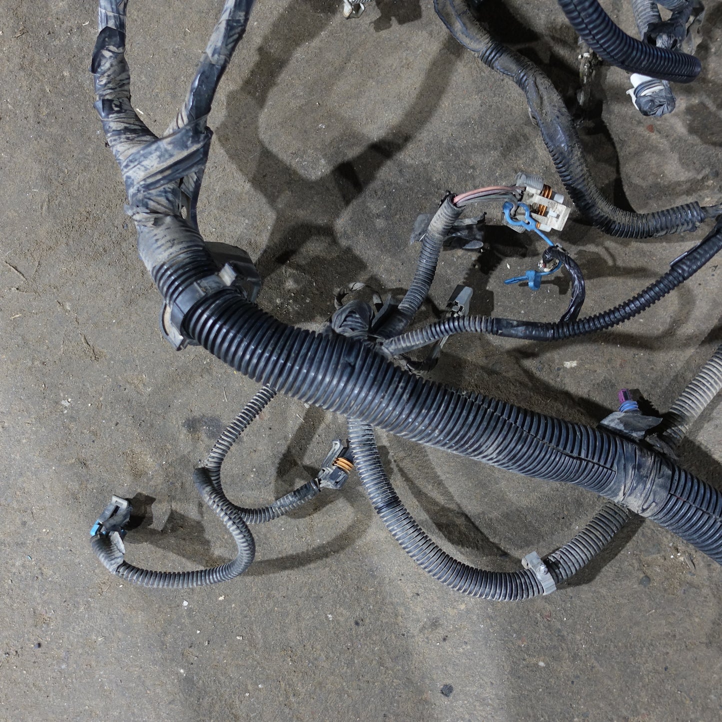 Damage 2003 Silverado Sierra 1500 HD 6.0L Engine Wire Harness Loom
