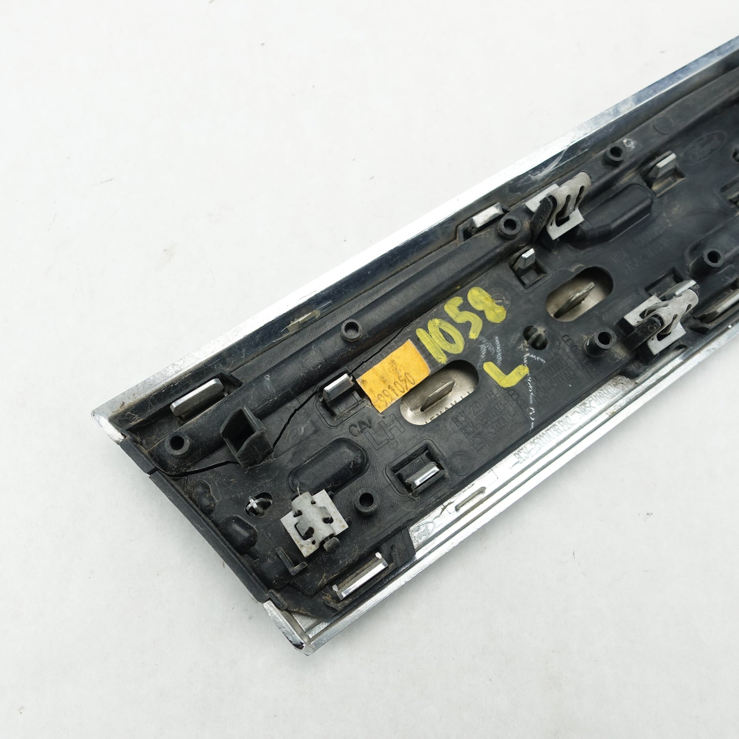 Damage 2011 2012 2013 2014 15 Ford F250 XLT Driver Left Fender Vent Emblem Logo