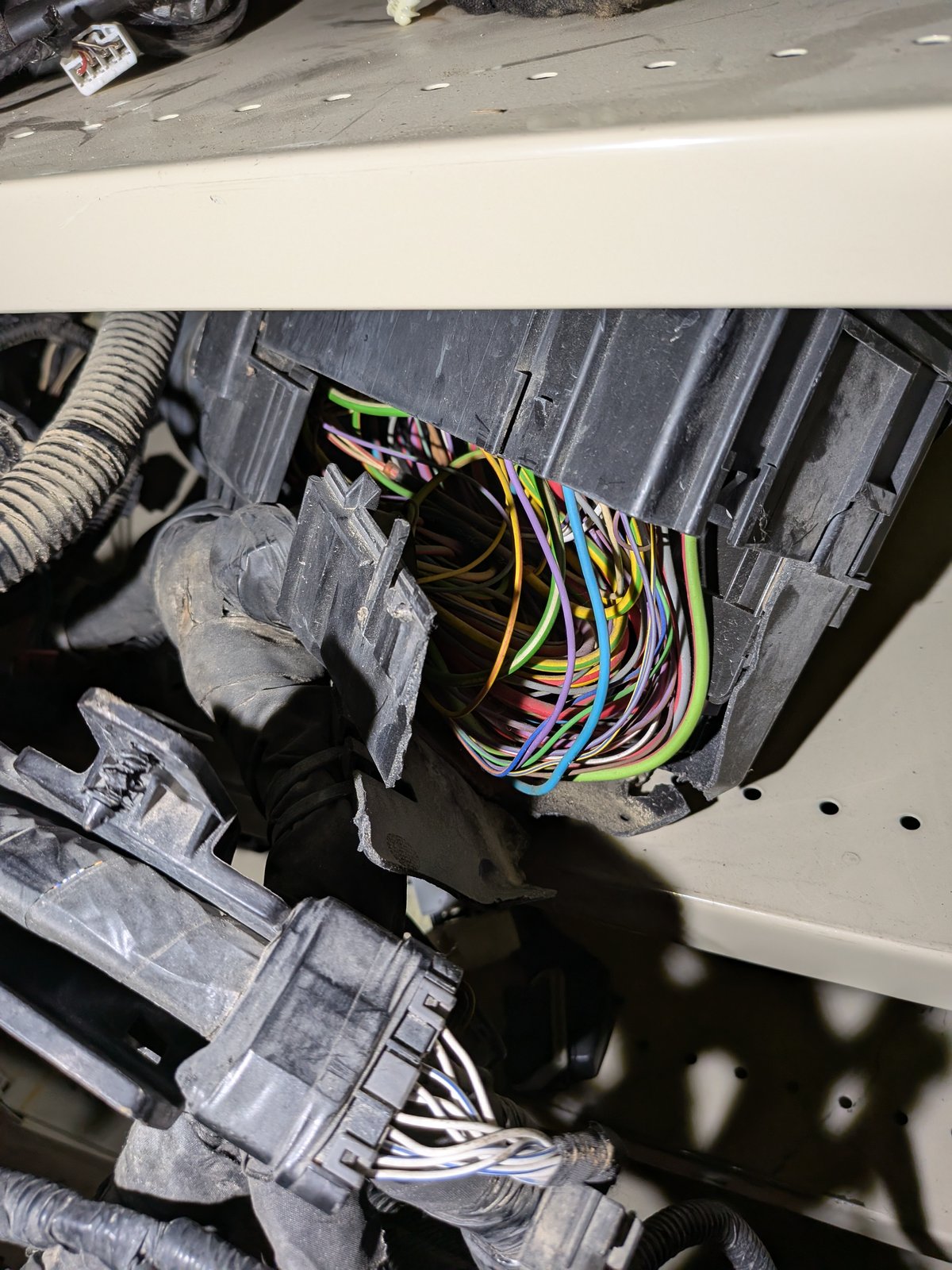Damage 2017 Ford F250 F350 6.7L Engine Fuse Box Bay Wire Harness Loom